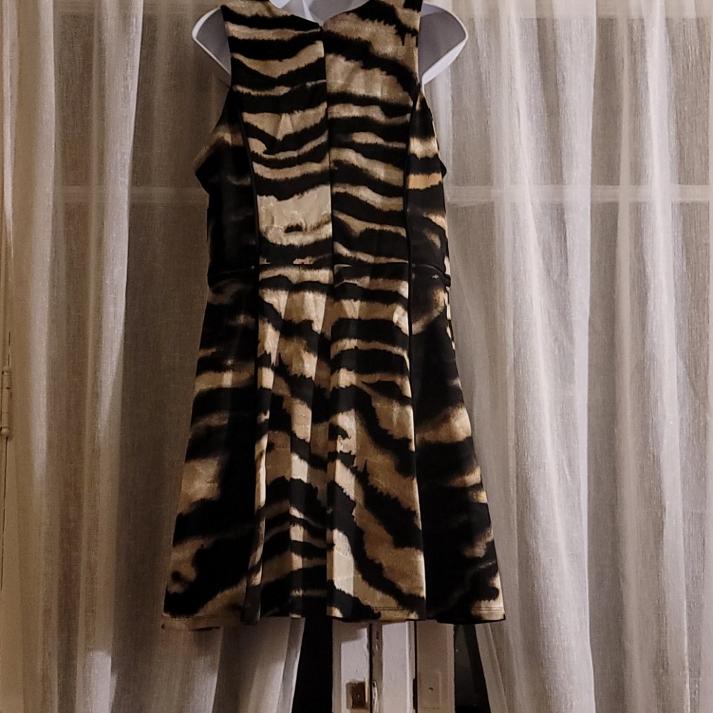 Dress - Picture 3 of 4